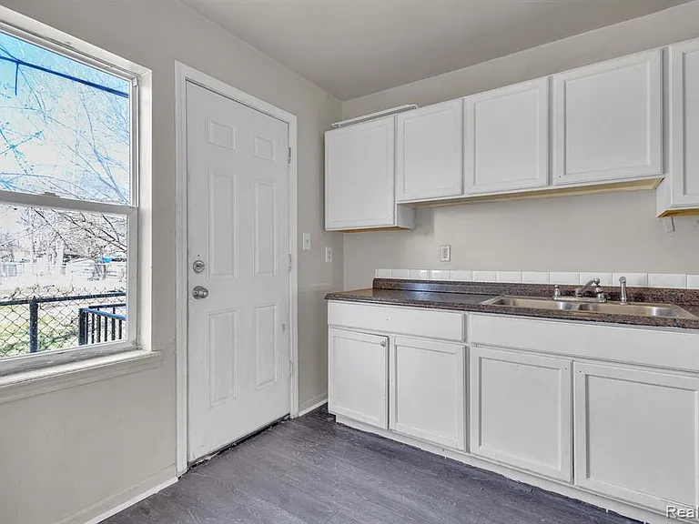 764 Woodmere St — Photo 31