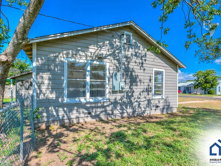 107 Belaire Ave — Photo 16