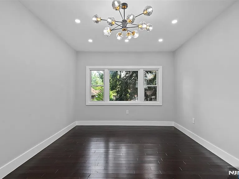 561 Grand Ave — Photo 9