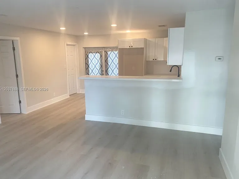 1700 SW 69th Ter — Photo 4