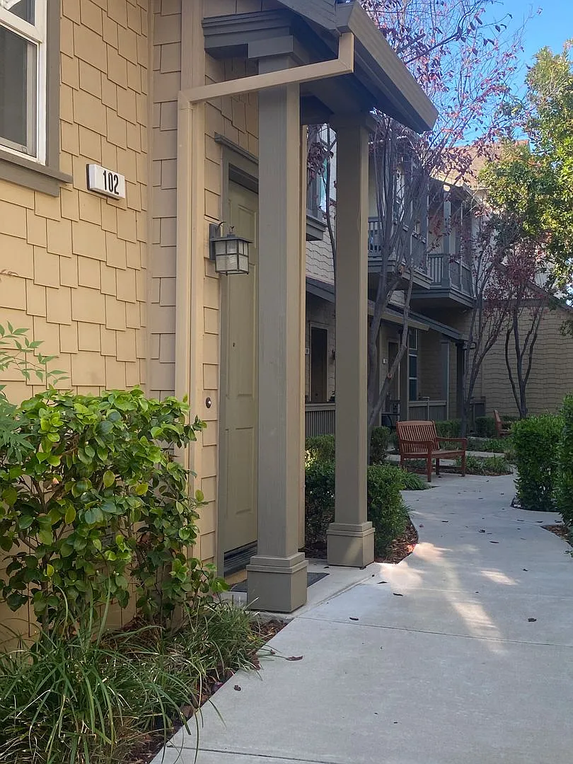 3 BD/3.5 BA Townhouse in downtown Livermore Station, No Pets — Photo 2