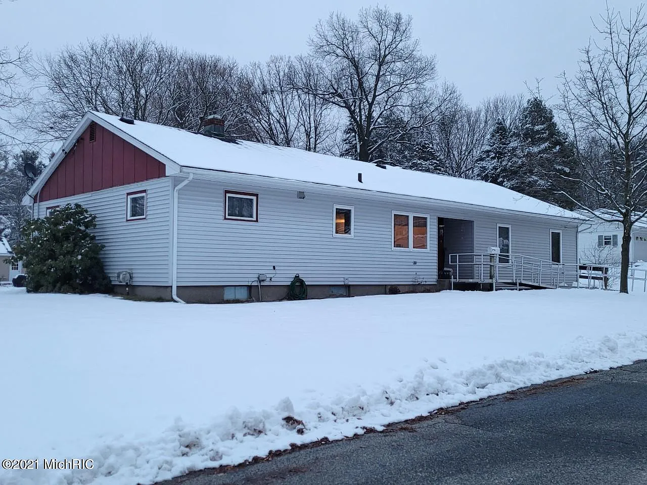 334 W South St photo 1