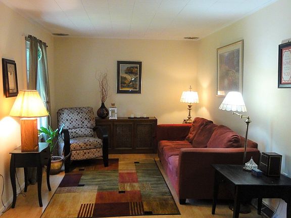 B Livingroom DSC05373.JPG