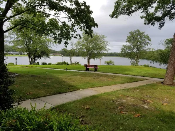 577A Lake Point Dr, Lakewood, NJ 08701