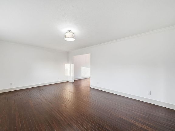 3rd image of 2085 Seven Oaks Dr