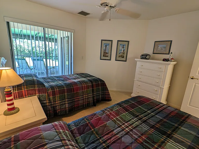 Guest bedroom - 2 twin beds