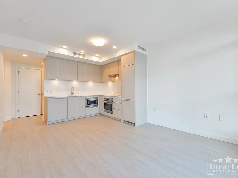 13675 107a Ave #812 — Photo 11