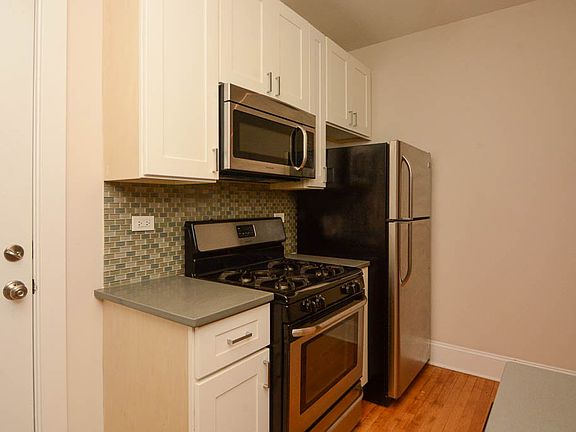 4th image of 2327 N Rockwell St APT 1A
