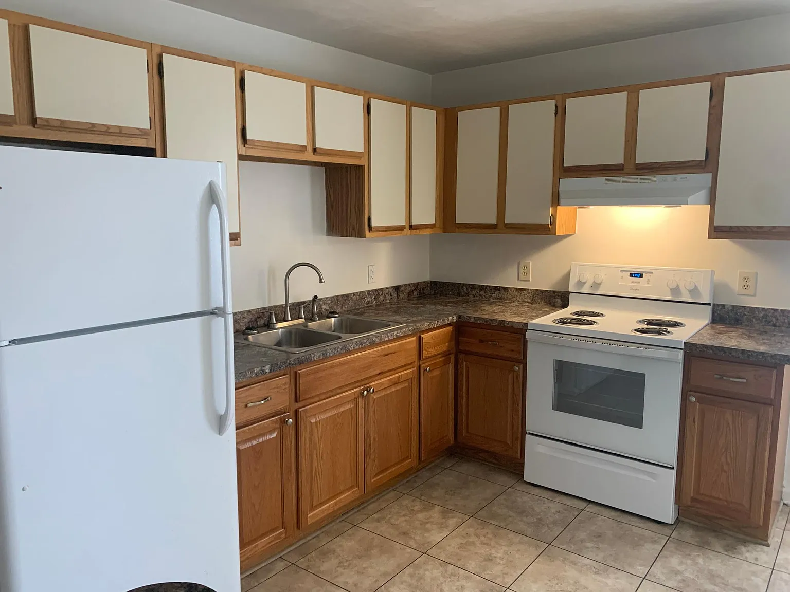 3 bed, 1050 sqft, $1,679 — Photo 2