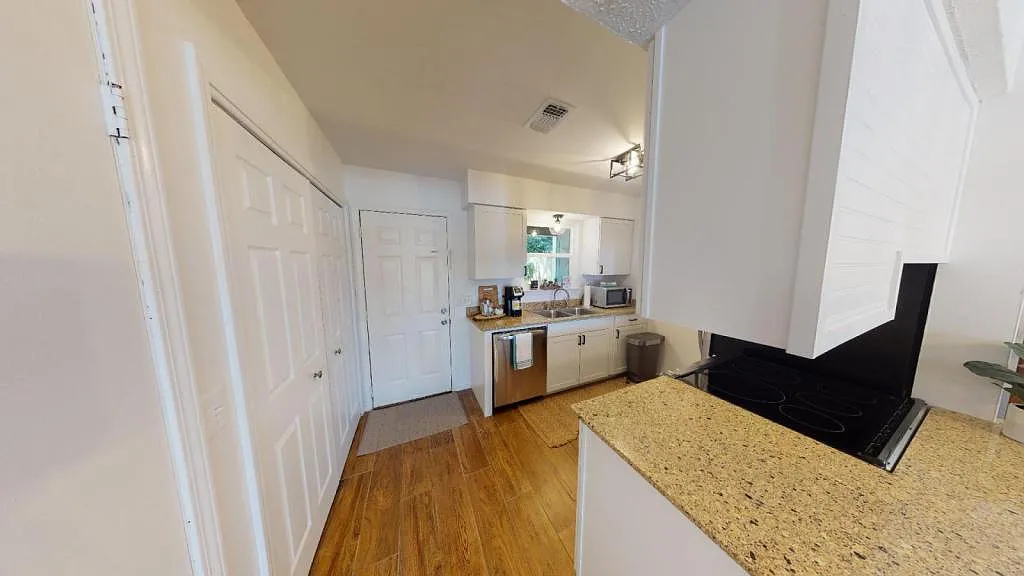 318 E 1st Ct — Photo 4