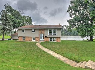 32 N Country Club Rd, Decatur, IL 62521