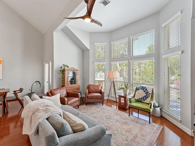 1245 W 17th St — Photo 3