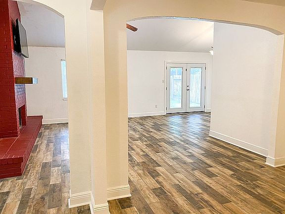 3rd image of 2312 Colonial Ct S