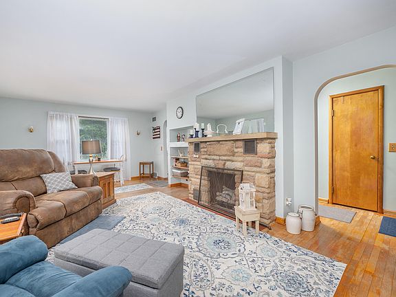 5th image of 227 Delano St