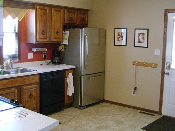 3rd image of 823 Great Plains Ct
