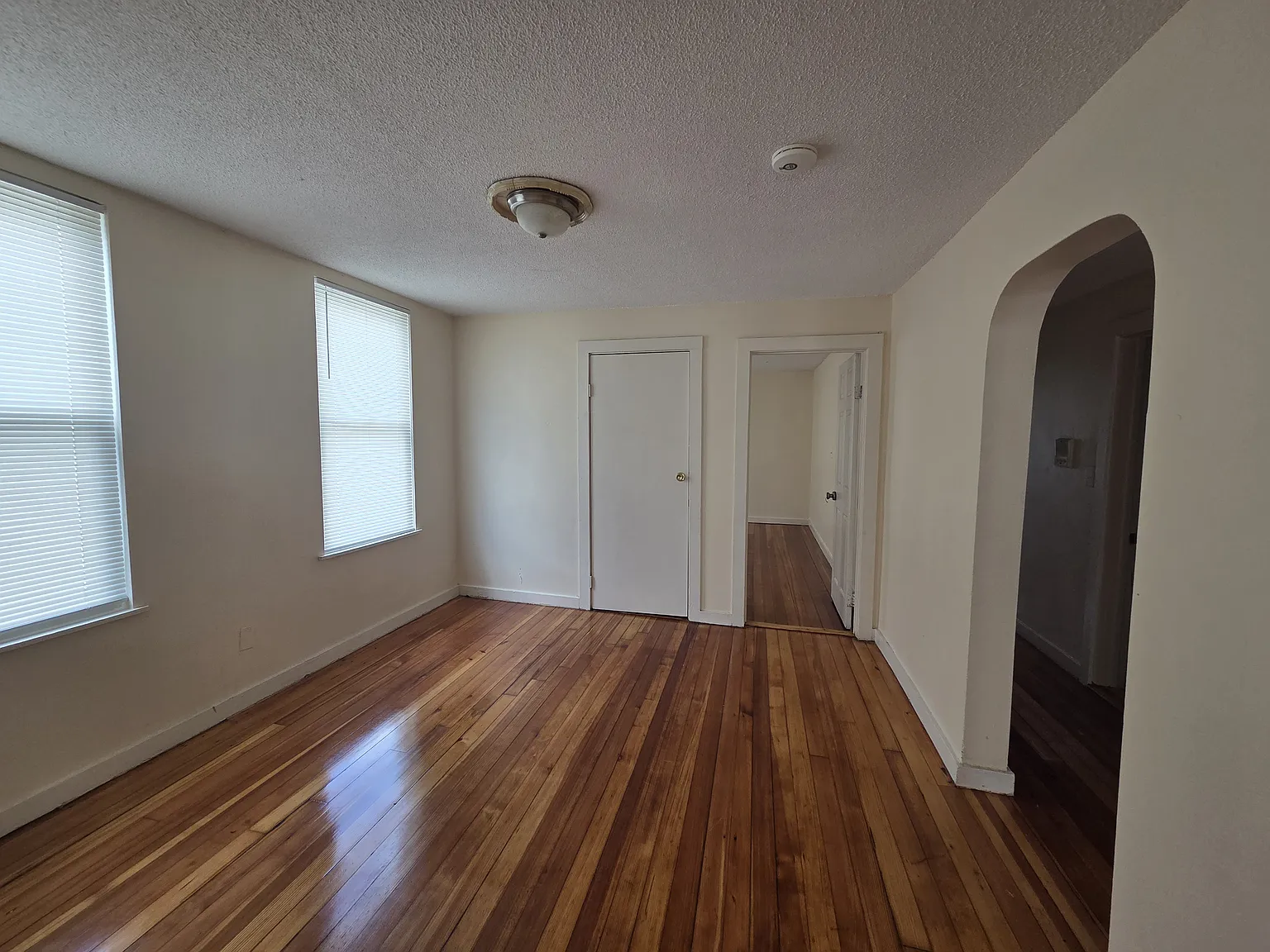 3 bed, 1100 sqft, $3,300 — Photo 2
