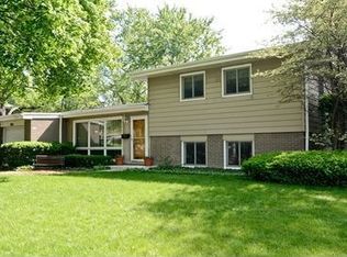 915 S Tower Ln, Mount Prospect, IL 60056