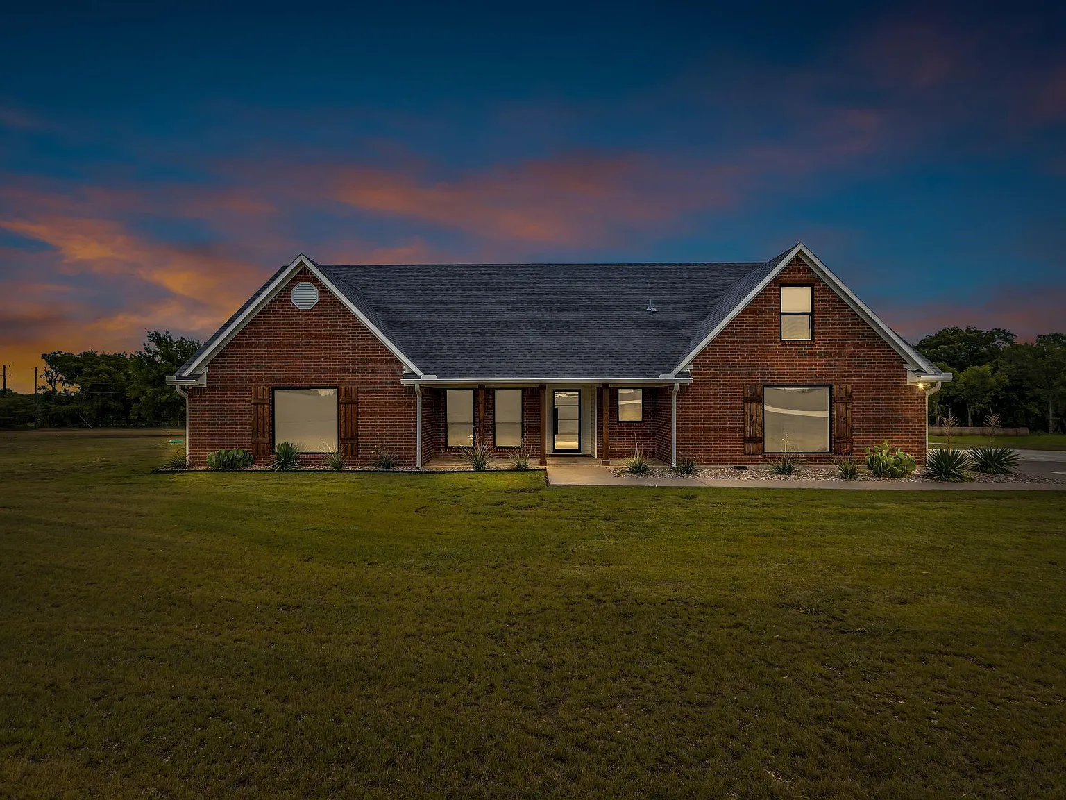 3 bed, 2600 sqft, $4,500 — Photo 2
