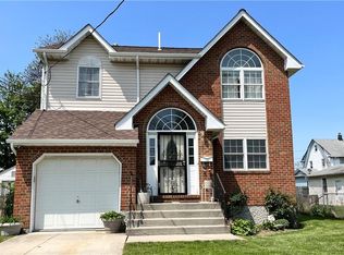 21 Davis St, Roosevelt, NY 11575