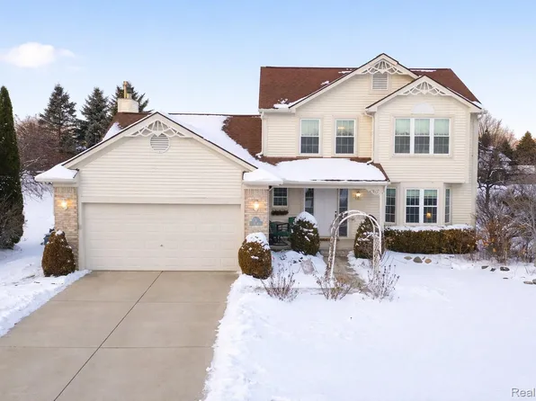 816 Oak Cluster Ct, Howell, MI 48855