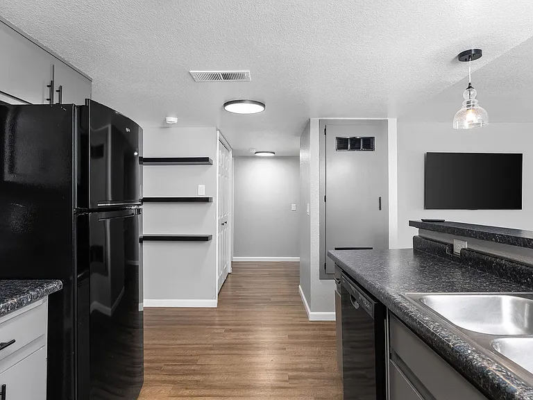 Redwood Cove Apartments — Photo 33
