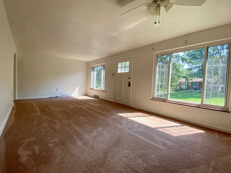 122 Parkwood Ln — Photo 2