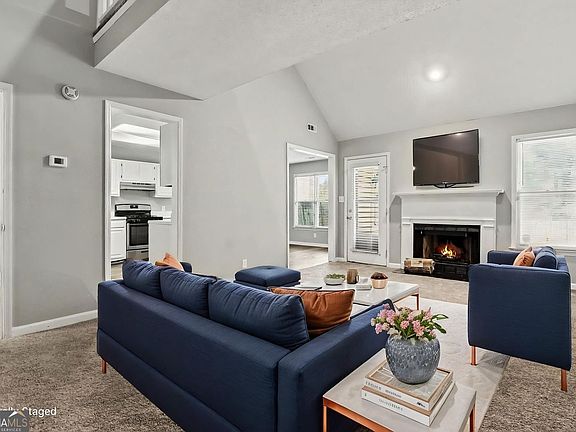 4th image of 384 Lakeridge Ct