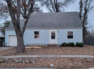 904 W Linden St, Carbondale, IL 62901