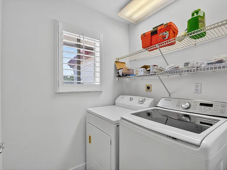 101 Half Moon Cir #B — Photo 30