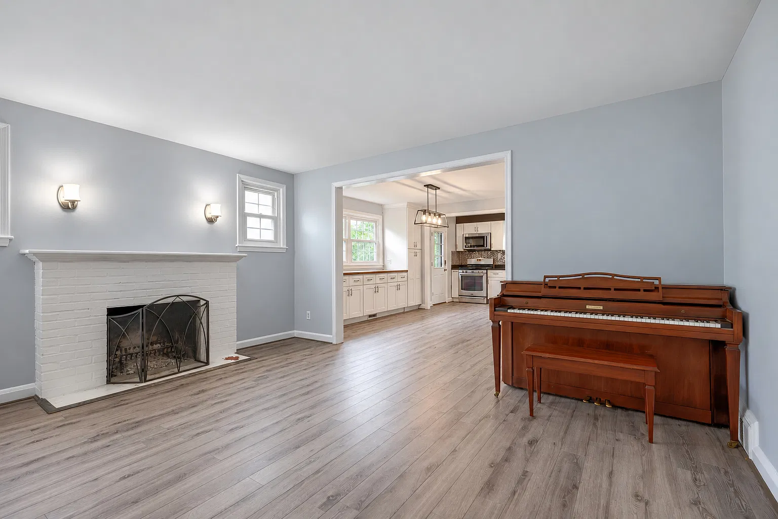 5 bed, 2000 sqft, $2,875 — Photo 1