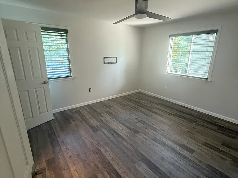 215 Hickory Ct — Photo 16
