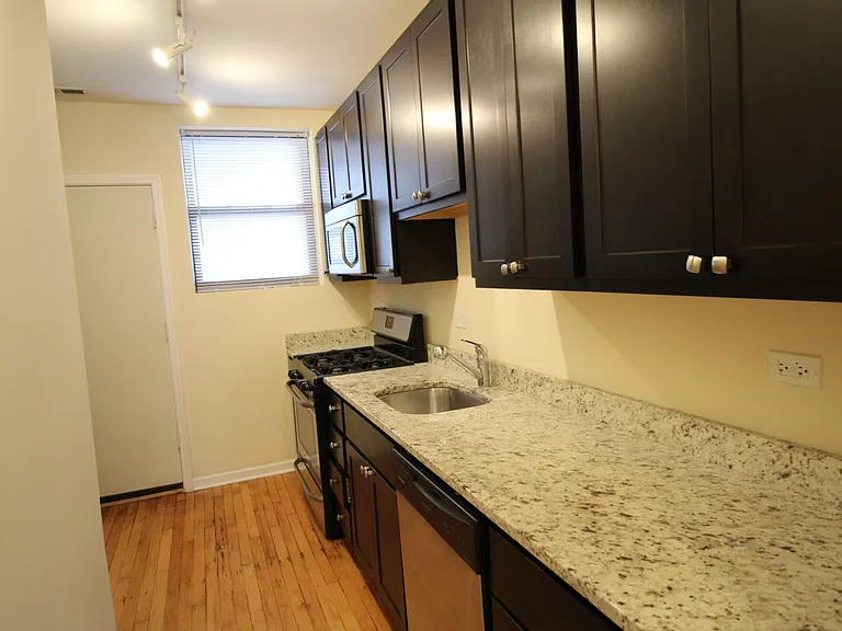3003 W Lawrence Ave #2W — Photo 4