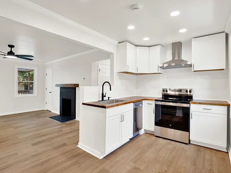 2244 Greenwood St — Photo 12