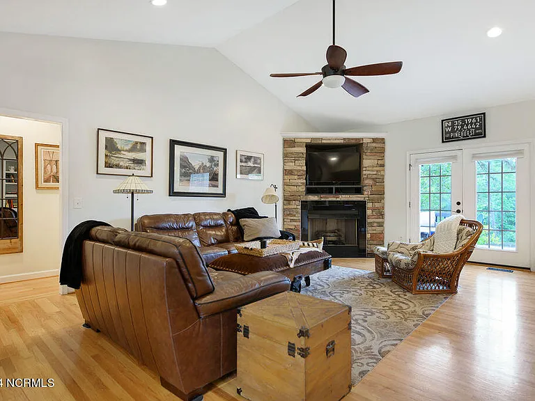 35 Bedford Cir — Photo 5