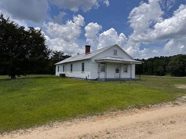 238 Leslie Ln — Photo 1