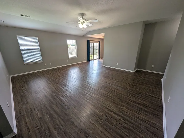 802 Ash Ct — Photo 5