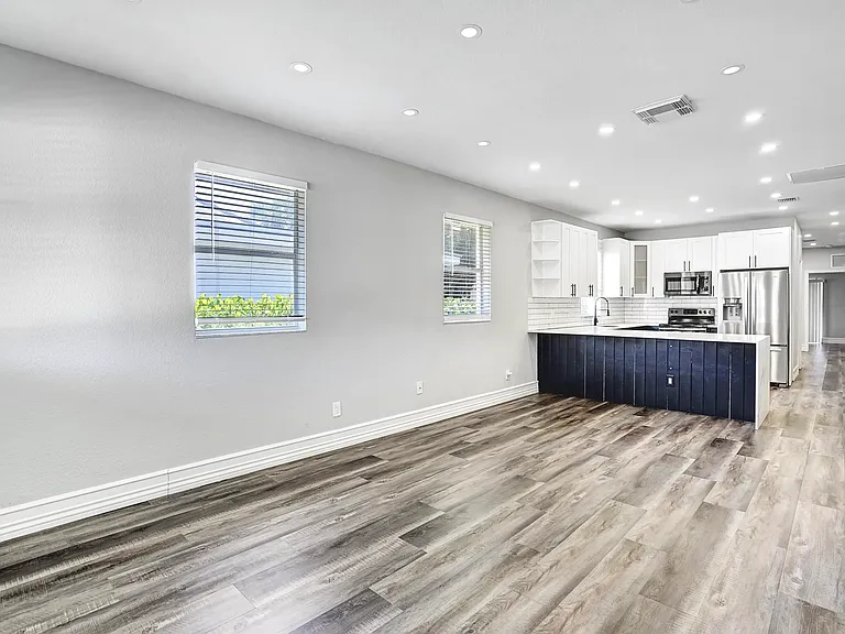 724 SW 9th St — Photo 2
