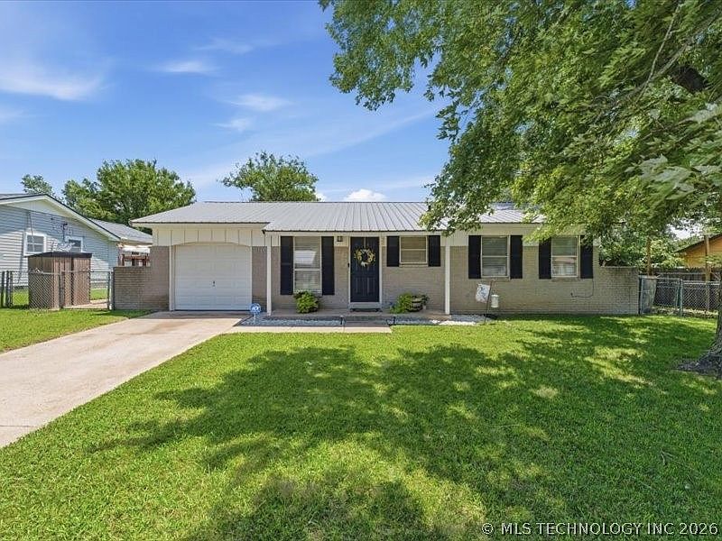 1st image of 909 Country Club Dr