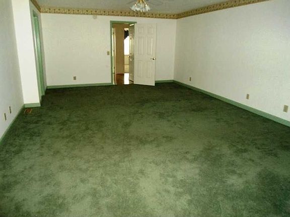 5th image of 137 Holly Ct