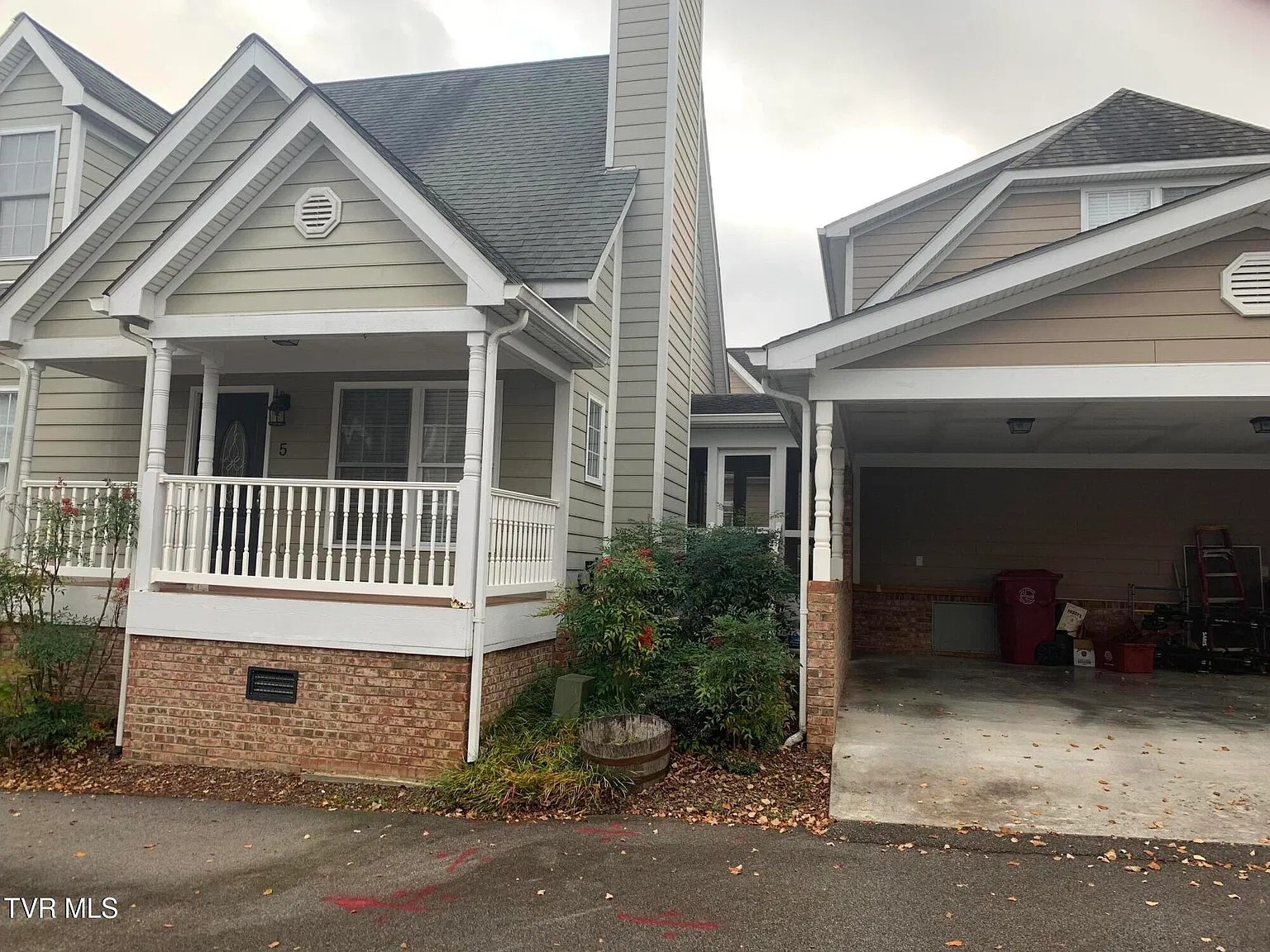 3 bed, 2.5 bath, 1674 sqft, $2,000 — Photo 2
