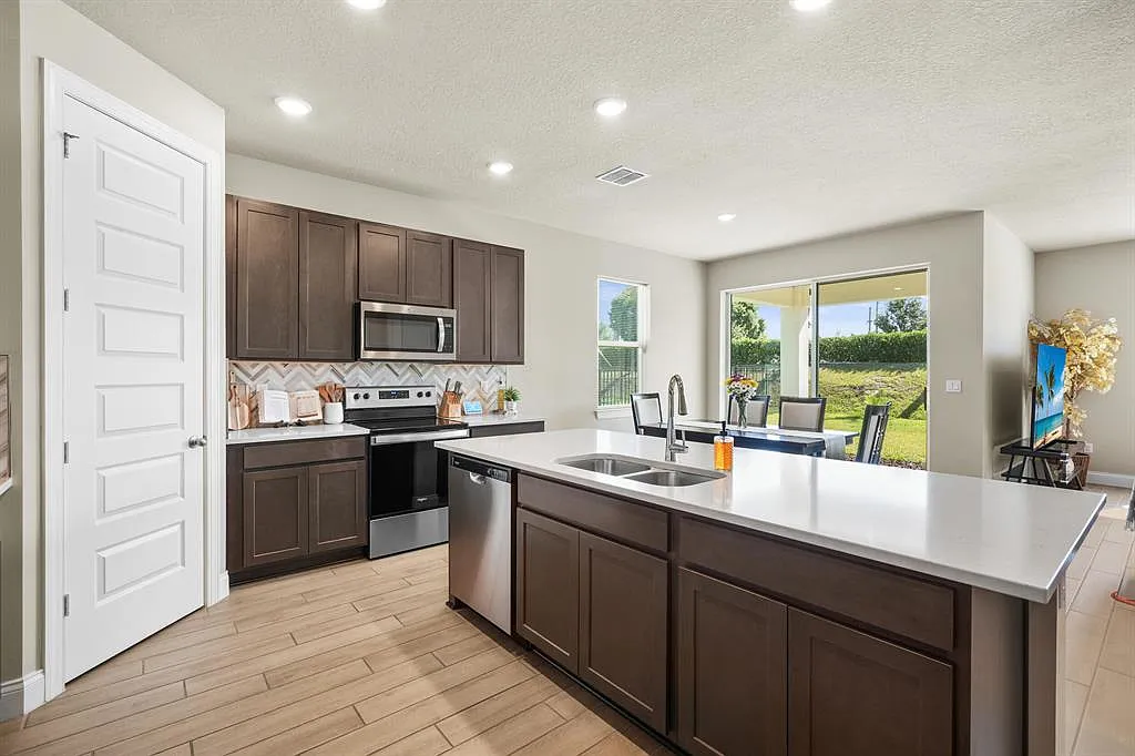 4 bed, 1916 sqft, $3,000 — Photo 4