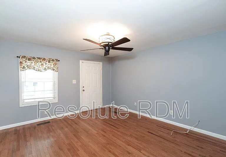 725 Lynn St — Photo 6