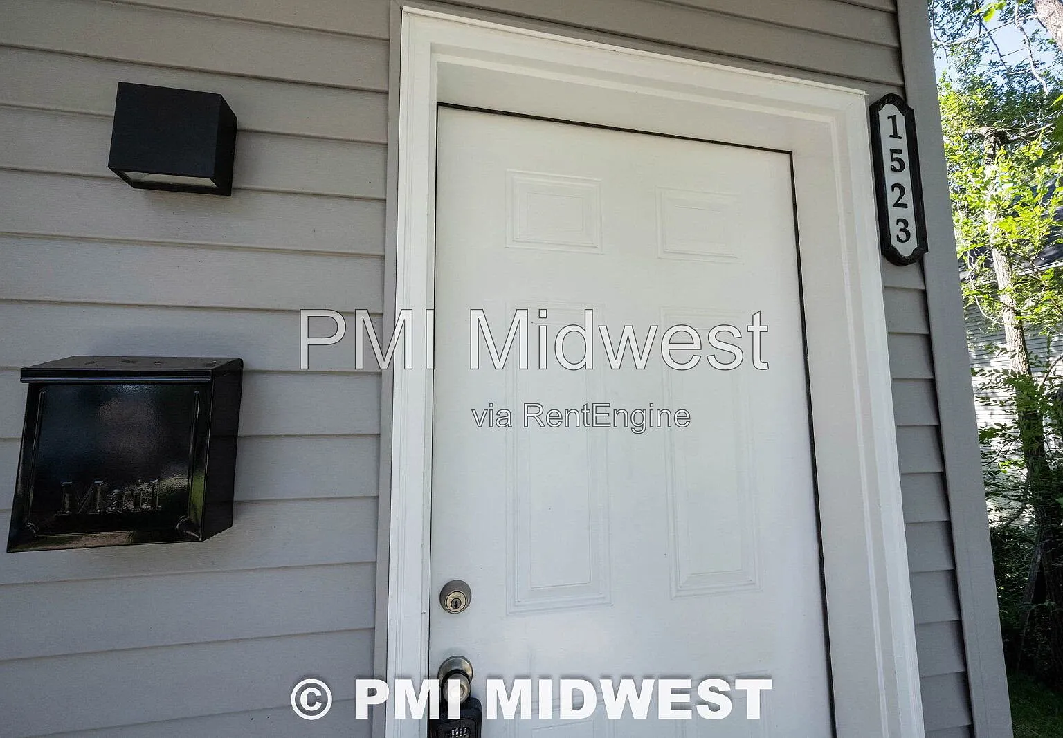 2 bed, 2.0 bath, 1300 sqft, $1,399 — Photo 2