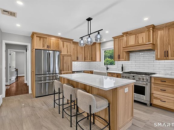 4th image of 366 Hackmatack Street