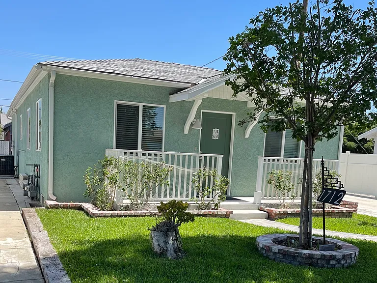 1712 N Lincoln St — Photo 1