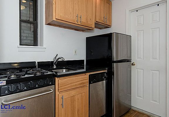 3rd image of 218 E 81st St #4RW