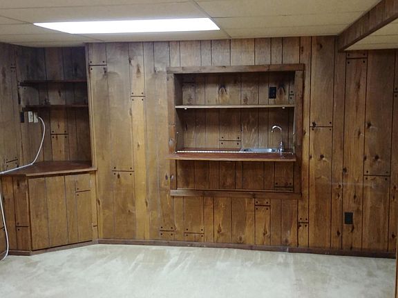 Finished basement with wet bar