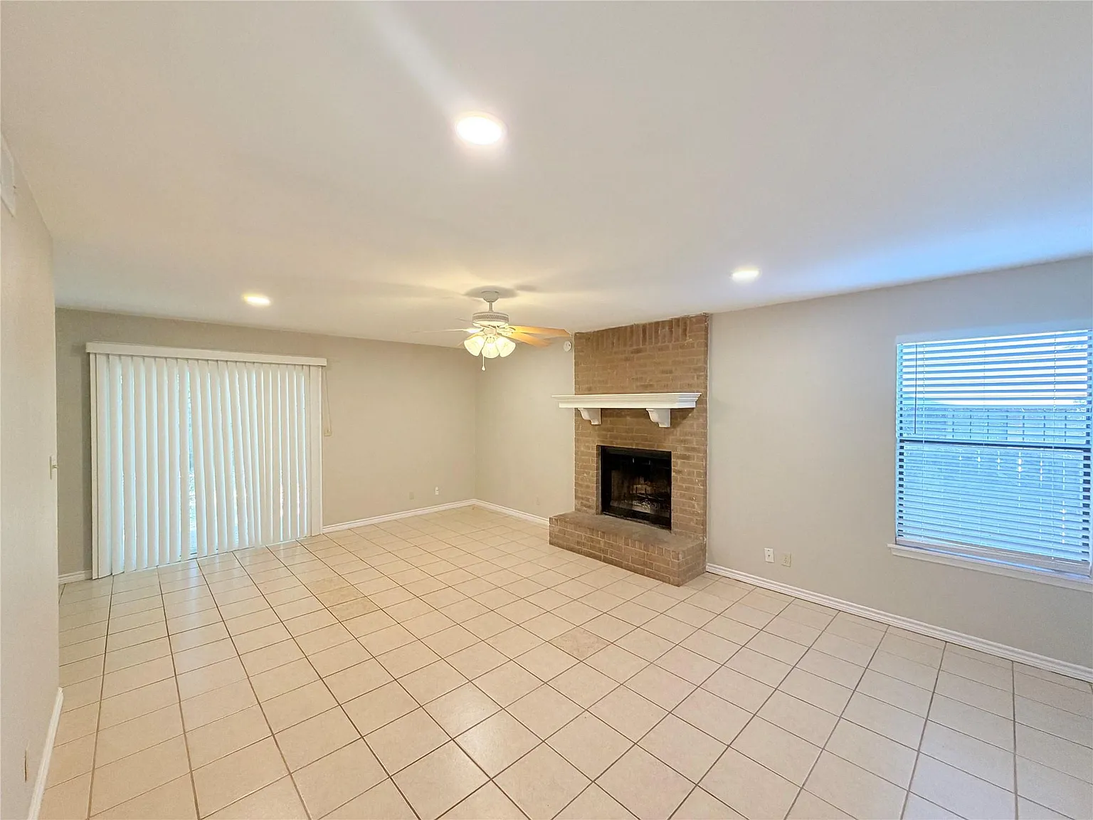 2 bed, 2.0 bath, 2720 sqft, $1,450 — Photo 2