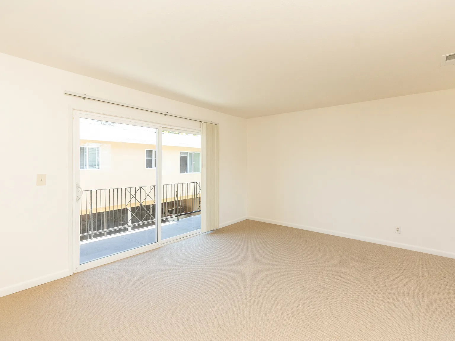 2 bed, 850 sqft, $3,400 — Photo 3