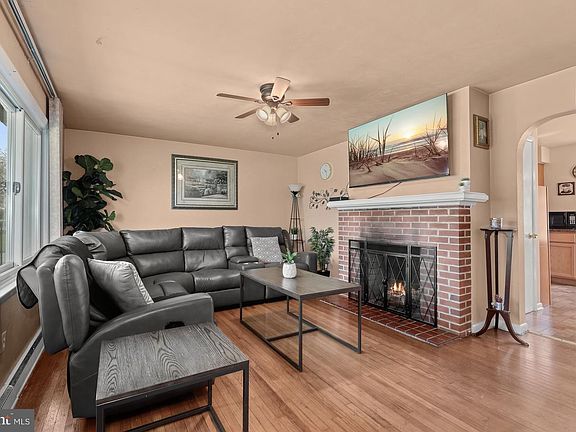3rd image of 2560 Springwood Rd